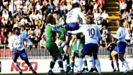 DERBYDAGS. I DM-finalen nästa vecka möts IFK Luleå och Bodens BK. Båda klubbarna är inblandade i en rafflande kamp i seriespelet vilket gör att tränarna ser DM-finalen som en lågprioriterad match. Räkna med att de bästa spelarna inte kommer att få någon speltid. Bilden är från derby i fjol.
