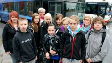 NU ÅKER VI. Alexandra Nyström, Philip Gard, Emma Rönkkö, Lena Estola-Parviainen, Kaisa Hirsikoski, Jenny Mäntylä, Julia Risto, Henry Salomonsson, Max Borg, Maria Vikajärvi och Ambjörn Joki åker mot Stockholm för att ta emot pris av Drottning Silvia.