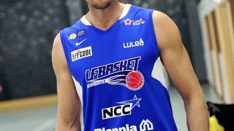 l Nya matchtröjan visas av John Rosendahl.