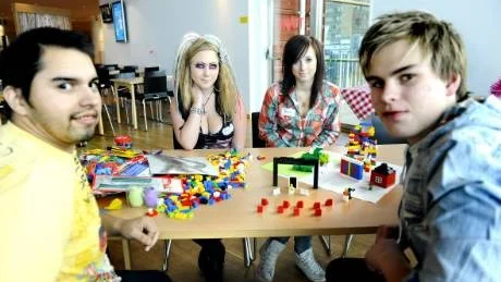 BYGGSTENAR. Miguell Nilsson, Luleå, Heidi Heiduskaja, Haparanda, Johanna Boman, Gällivare och Jonathan Nilsson, Gällivare ska presentera sitt resultat med hjälp av legoklossar. Alla anser de att kulturutbudet i länet måste breddas.