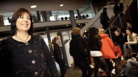 VÄLBESÖKT HUS. Kristina Laurell Stenlund på plats i ett av de kulturhus hon studerat värdet av i sin doktorsavhandling vid Luleå tekniska universitet. Hon konstaterar att det finns många behov som ska tillfredsställas i en kommun. "En viktig fråga som alltid måste ställas är: Vilka intressegrupper ska få sina hus?"