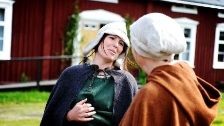 Foto: Petra Isaksson MEDELTID. Hägnan bjuder både på mörk medeltid och moderna möten i sitt en vecka utökade sommarprogram. Här ikläder sig Beatrice Flygare och Ann-Louise Lång ett par roller som kvinnor ur den medeltida guldåldern.