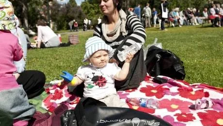 första sommaren. Skål! Lilly Björnfot, snart elva månader, njuter av sin första sommar i parken.Foto: Linus Höök