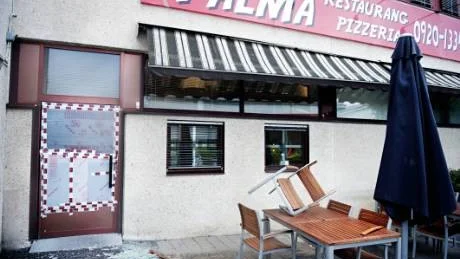 INBROTT. Det var under natten mot söndag som någon eller några slog sönder dörren in till Palma restaurang och pizzeria. En teveapparat blev stulen.Foto: Andreas Apell