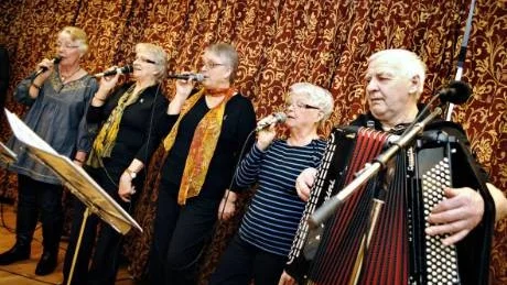 HYLLAS. Börje Erixon med sånggruppen Power hyllar Thores trio. Fr.v Maj-Britt Stoltz, Barbro Sandin, Anita Öman, Inger Hennerström samt Börje Erixon.