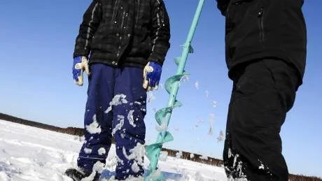 ARBETADE. Alexsander Lundström, 11, och Casper Löv, 10, borrade upp en nytt hål.