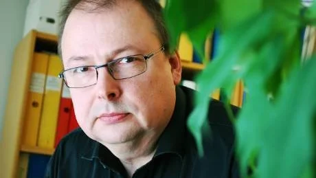 UPPMANAR TILL MÖRKER. Kalix kommuns energi- och klimatrådgivare Michael Andersson vill uppmana alla stadens invånare att släcka alla lampor och stänga av apparatur som inte används i morgon klockan 20.30.