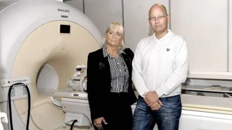 KAMERA KORTAR KÖER. "Vi ska korta vårdkön med hjälp av den  nya magnetröntgenkamerna och skiftgång för personalen", säger divisionschefen Ylva Sundkvist. Till höger Jonas Thörnqvist, länschef för bild och röntgen.