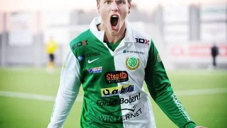 Fredrik Esplings glädje efter 4-2-målet nådde inga gränser. Vår fotograf fick flytta på sig i sista sekund...