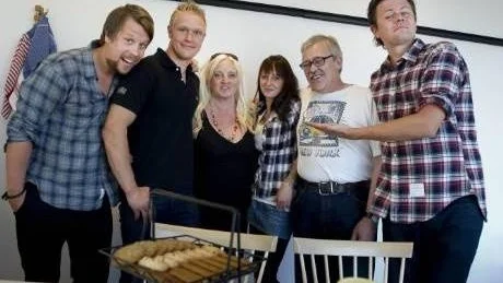 DELTAGARE. Filip pch Fredrik tillsammans med Lite sällskap-deltagarna Stellan Danielsson, Nina Engström, Elin Aspenberg och Hans-Göran Melleroth.