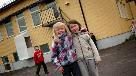 HEMMA I BYN. 2009 lades skolan i Kuttainen ner. I går slog den upp portarna igen - nu som friskola. Fjärdeklassarna Ronja Monlund och Tine Hetta var glada över att vara tillbaka i skolan i byn.