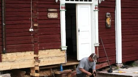 INGEN SPIK. Den specialiserade timmermannen Lennart Persson från Gallijar-Järvila Kulturbygdsförening konstruerar en träplugg till Kauppilagården i Kangos. Foto: Erik Jonsson