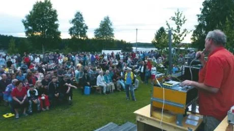 FOLKLIG  FISKEFEST.  Massor med folk kommer till  Harrens Dag utan att fiska. Som här i Kamlunge för att bland annat underhållas av  Roger Qvarnström från Radio Norrbotten.