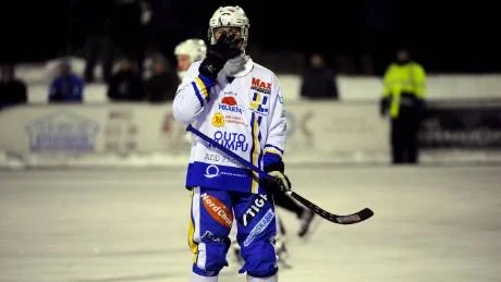 Jobbigt. Pekka Hiltunen och han HT Bandy såg ut att vilja glömma fredagens förlustmatch ganska snabbt.Foto: Linda Wikström