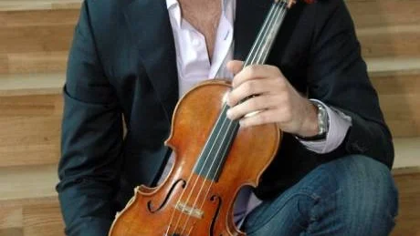 300 ÅR. Christian Svarfvar, konsertmästare i Norrbotten NEO bosatt i Piteå respektive Stockholm, har fått vård om en Stradivariusviolin tillverkad 1709 - på året 300 år sedan. Foto: Jonas Hansson