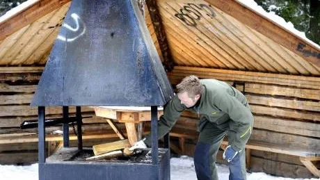 ELDSTAD. Grillplatser finns det också på Ormberget visar Glenn Robarth.