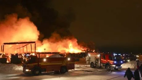HOTADE ATT SPRIDA SIG. Den våldsamma branden hotade att sprida sig till närliggande bostäder.