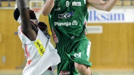 USCH. Jim Enbom och Plannja basket kan notera storförlusten mot Sundsvall med hela 31 poäng.