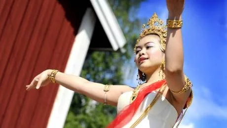 Lite nervös. "Jag har gått kurs i dans i Thailand och jag tränar flera gånger innan uppträdanden", säger tolvåriga Rinrada Chaisombat från Luleå. Foto: EIJA DUNDER