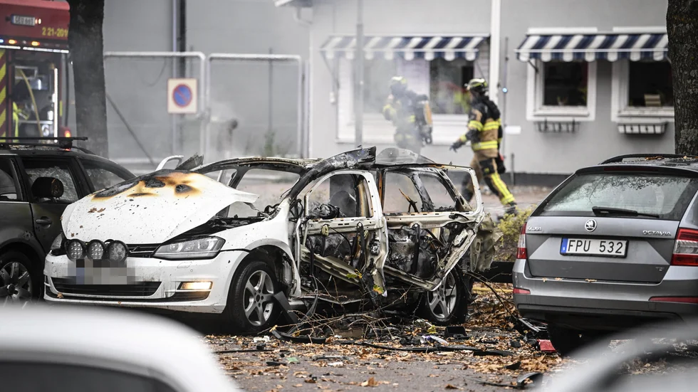 Polis och räddningstjänst på plats efter en explosion i centrala Enköping på lördagen.