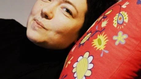 UNDERHÅLLANDE OCH KAOTISKT. Inga-Lina Lindqvist har skrivit sin andra roman efter flera diktsamlingar.Foto: SARA MAC KEY