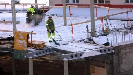 Foto: LINDA KASK
TITTA DET SNÖAR. Snö är inget kul för ett bygge. Att röja galleriabygget från snö tar minst en halv dag. Vissa maskiner finns, men det mesta måste handskottas.
