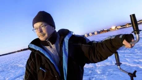 LUGNT. Bara ta det lugnt är skönt med nyårsafton tycker Pertti  Herukka, Luleå. Här i färd med att borra ännu ett hål i isen som vid cementsilona är cirka 30-40 centimeter.