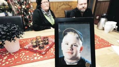 SAKNAD. Ett stort porträtt av Emil Nilsson pryder det julpyntade hemmet. Den här julen fick familjen Nilsson fira utan sin son.