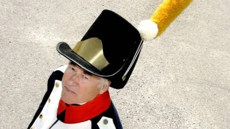 INDELT. Soldat Tord Holmbom poserar gärna i sin tjusiga uniform från Västerbottens regement och 1802.