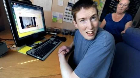 HÖGFUNGERANDE. Just nu har han inget bredband i sin Lulebolägenhet, 27-årige Andreas Marklund som sade upp sitt ADSL när Luneterbjudandet kom till honom. Han har en stor del av sin fritid på nätet och håller även kontakt med föräldrarna via webbkamera.