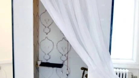 GÖMSTÄLLE.  Skämsplats för de som är klandervärda? Keramikern och glaskonstnären Åsa Maria Hedbergs installation ska väcka tankar om asylpolitikens konsekvenster.