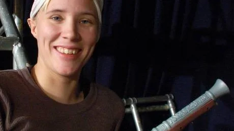 Foto: HÅKAN ZERPE
REGISSÖR. Sofia Lindvall regisserar årets upsättning i Harads. Pistolen tillhör statens pirater som rövar i bygden. Edefors vill för övrigt bli en egen stat.