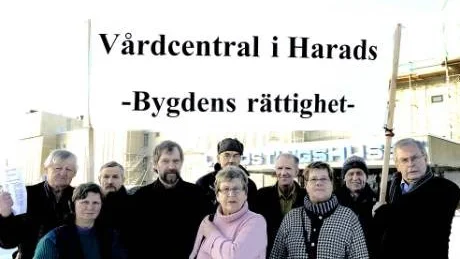 DEMONSTRERADE FÖR VÅRDCENTRALEN. "Vi som bor i glesbygd har också rätt till sjukvård", säger Sten Sandberg, fjärde person från vänster.