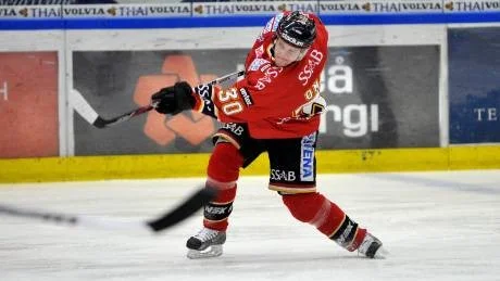 BLEK. Linus Omark agerade blekt i förlustmatchen mot Skellefteå. Kanske har sjukdomen tagit hårt på honom?