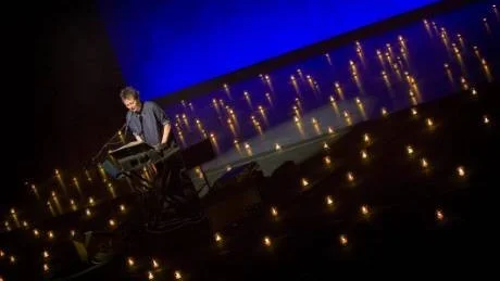 MITT I STJÄRNHAVET. Hundratals ljus omgav Laurie Anderson på Norrlandsoperans scen där hon gav en fantastisk föreställning.
Foto: CURT DAHLGREN