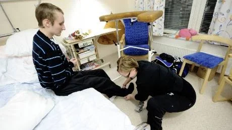 ENVIS TILLBAKA. Flickvännen Frida Smed har hela tiden funnits vid Robin Nilssons sida. ?Det gäller att stötta och vara envis tillbaka när han tjurar ihop. Att han gör det ibland är inte konstigt, han måste nästan lära sig att gå på nytt?, säger hon.