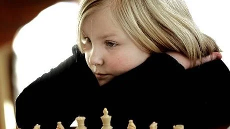 BRÄDSPEL. Tuva Lie Juntti lyssnar på goda råd om hur man gör smarta drag i schack.