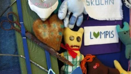 FULFIGURER OCH SAXAR. Några sönderbrända saxar och stickor trängs med elevernas fulfigurer och broderier.