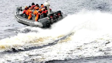 GÅR 110. Lite berg och dalbana över det hela är det när Rib-båten drar iväg i 60 knop i bra väder.