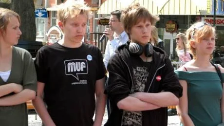 SIDA VID SIDA. Representanter för MUF och SSU stod sida vid sida och vände Sverigedemokraterna ryggen, på initiativ av Jonas Ivarsson, nyvlad MUF-ordförade i Piteå.