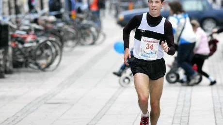 GATANS KUNG. Jan Westerberg var aldrig hotad på allvar när han vann Stadsmarans halvmara överlägset:                               "Trodde inte att jag var i så här bra form", sa han direkt efter målgången.Foto: ANDREAS WÄLITALO