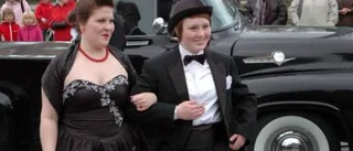 Klädsamma par på väg till bal