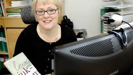 FORSKNING. Boken som  professor Siv Söderberg och hennes kollegor har arbetat med det senaste halvåret baserar sig på tio års forskning. Nu kommer den att användas som kurslitteratur i utbildningen av sjuksköterskor vid Luleå tekniska universitet.