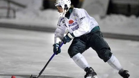 SHOWADE. Mikko Rytkönen var isens bästa spelare när HaparandaTornio i går tog ett jättekliv närmare elitserien. Av lagets sju mål svarade Rytkönen på egen hand för sex av dem. Foto: MATS BENGTSSON