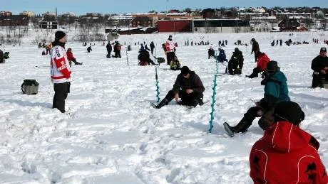 HUGG I VÅRSOL. Kirunahugget lockade omkring 400 deltagare till vårvintersolen över Luossajärvi.