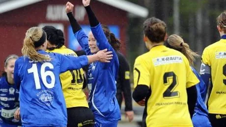 STÅR FAST. Tre av fyra mål gjordes på fasta situationer, som Sara Eliassons nickmål på hörna, då Alvik och Notviken spelade 2-2 i kampen mellan kommunens bästa lag.