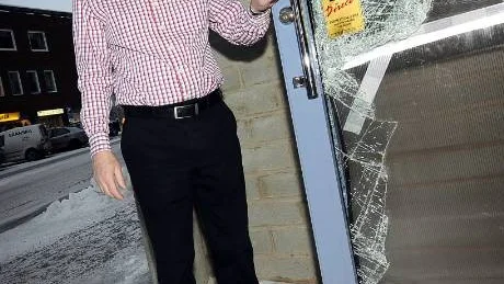 INBROTT. Jan Olov Lundin visar upp ytterdörren som tjuvarna krossat med en gatsten. Foto: Andreas Wälitalo
