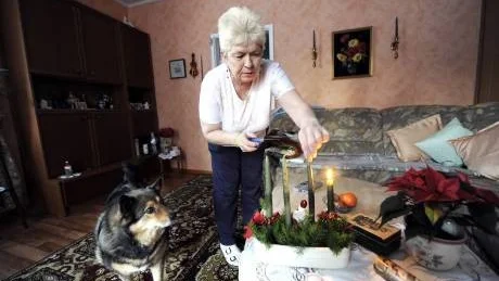 LÄNGTAR. Rita Schmidt ser fram emot julen då hon får ta hand om sina vänner. Parets hund Senja är en trofast följeslagare.