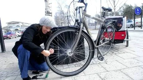 RÄTT TRYCK. Det är viktigt att ha ordentligt med luft i däcken. Camilla Rännbäck tar hjälp av den stora cykelpumpen vid Loet för att fylla på luft.