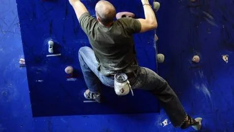 BOULDERING. Att klättra utan sele eller lina kallas bouldering. Här ett exempel.